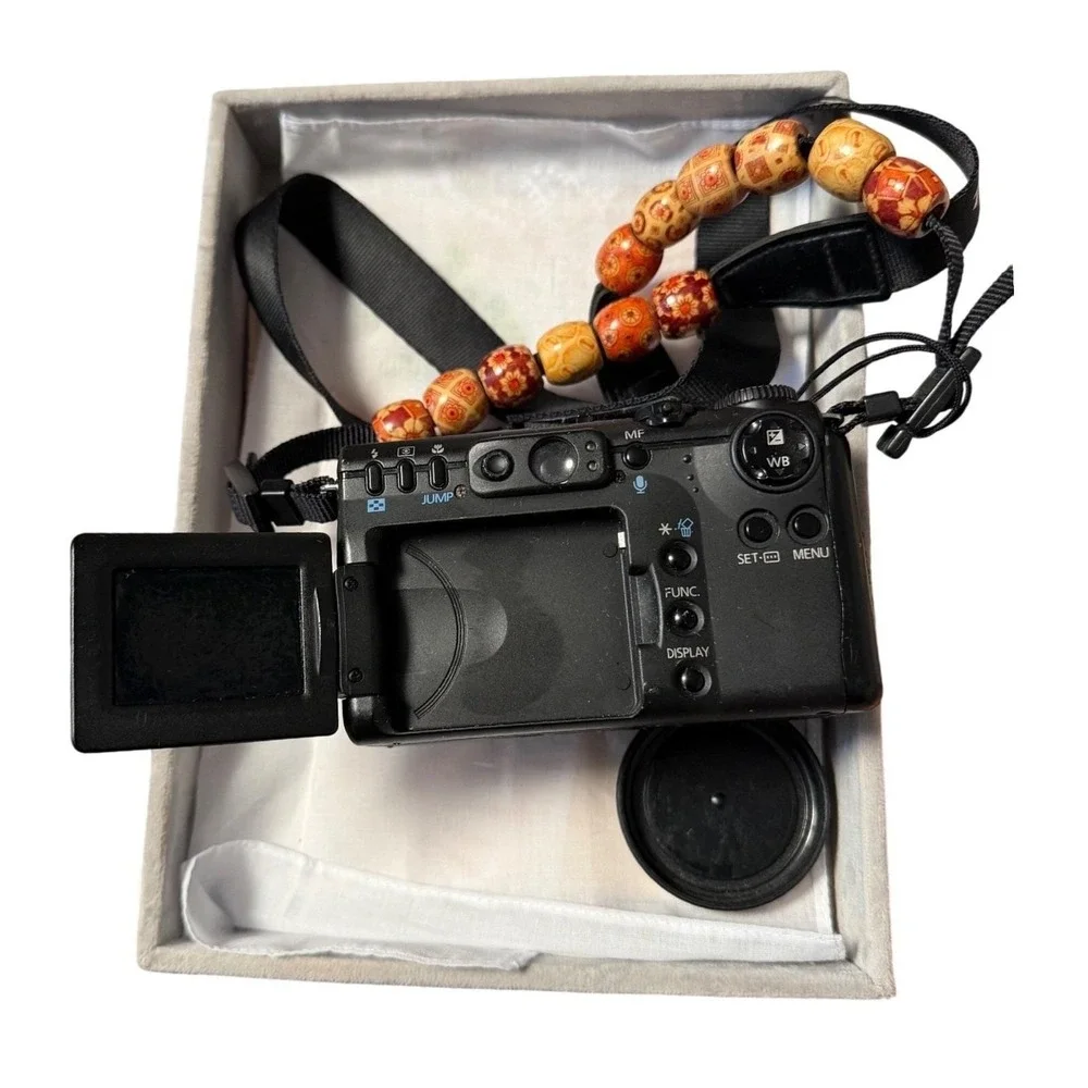 Canon Vtg PowerShot G5 5.0MP Digital Camera Black Beaded Strap PC1049 Boho Flip
